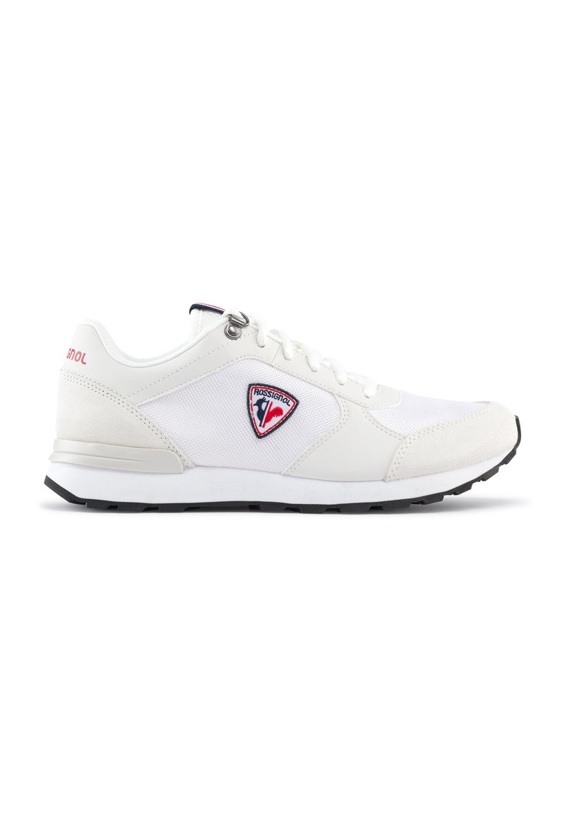 Sneaker bianco con una combinazione di materiali in mesh e suede. Accenti metallici e un logo rosso di lato. Suola in gomma nera.