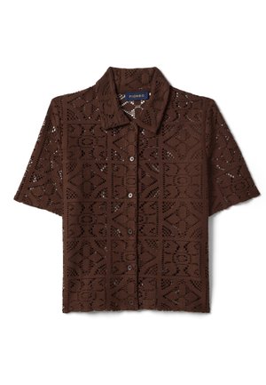 Chemise marron à manches courtes en crochet avec des motifs géométriques, fermeture boutonnée à l'avant et col plié, étiquetée "PIOMBO" à l'intérieur de l'encolure.