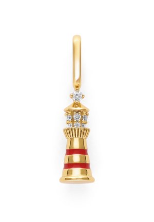 Colgante dorado en forma de faro con rayas rojas de esmalte y pequeñas piedras transparentes alrededor del área de luz, unido a un lazo dorado.