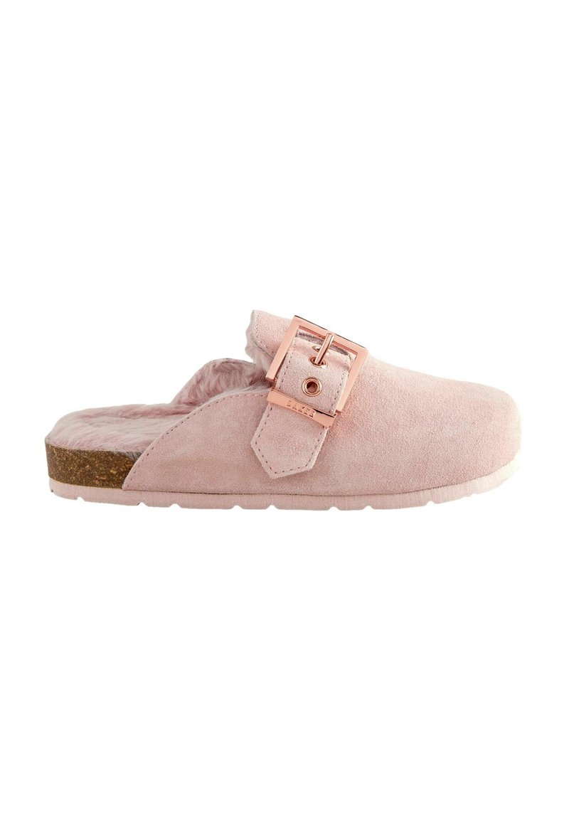 Rosa mockaskinns klack med en fuskpälskant, som har en blänkande roséguldfärgad spänne och en strukturerad korksula.