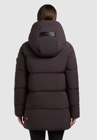 Donkerpaarse gewatteerde jas met een gestructureerde afwerking, voorzien van een grote capuchon en horizontale quilt. Gekleed met een zwart logo-label op de achterkant.