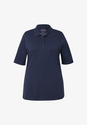 T-paidat Navy sininen lyhythihainen, jossa on kolme nappia, ja sileä pinta. Ominaisuuksiin kuuluu klassinen kaulus ja rento istuvuus.