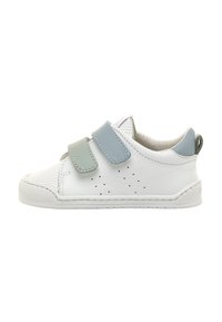 Zapatilla blanca de cuero con diseño perforado, dos correas ajustables de gancho y bucle en azul claro y verde, forro interior suave y suela de goma.