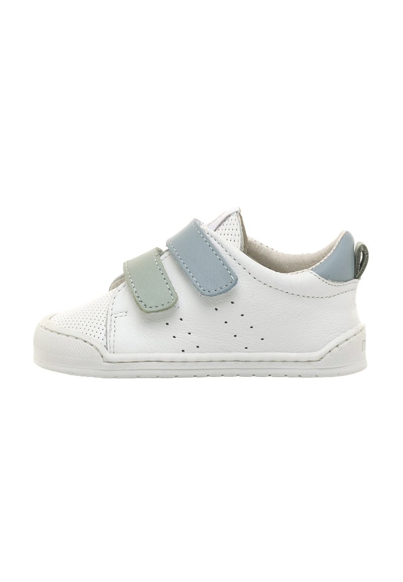 Zapatilla blanca de cuero con diseño perforado, dos correas ajustables de gancho y bucle en azul claro y verde, forro interior suave y suela de goma.