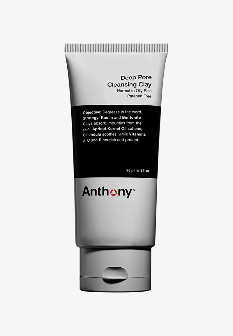 Grå tube med en sort etikette, "Deep Pore Cleansing Clay," til normal til fedtet hud. Skruelåg, 90 ml, med ingredienser og fordele.