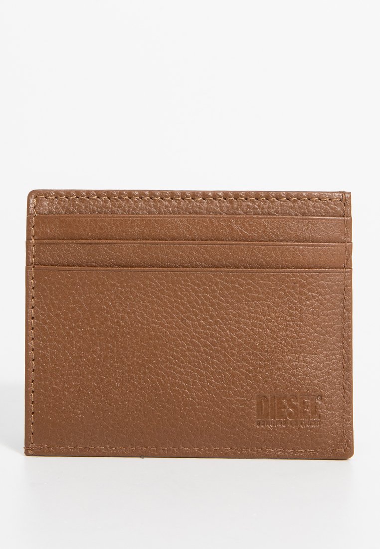 Cardholder in pelle marrone con texture, dotato di tre scomparti per carte e logo Diesel impresso nell'angolo in basso a destra.