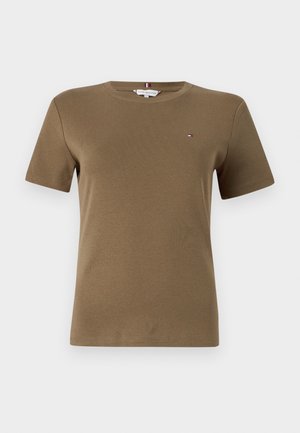 Olive zaļas īsām piedurknēm T-krekls no kokvilnas, ar apaļu izgriezumu un mazu logotipu kreisajā krūtīs. Gluda tekstūra.