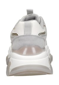 Grijze en witte sneaker met een suède hiel, bovenwerk van mesh en leer, transparante zool en textuurelementen op de hiel en zijkanten.