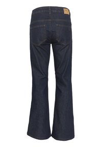 Tumši denim zīmuļu džinsi ar gaiši brūnu ādas uzlikumu, aizmugurējām kabatām un redzamām šuvēm. Audumam ir gluda tekstūra.