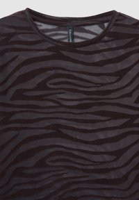 Top trasparente nero con motivo a strisce zebra in tessuto testurizzato. Collo rotondo con etichetta al centro sul retro.