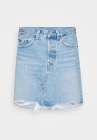 Leren denim rok in lichtblauw met een vervaagde afwerking. Voorzien van een rafelige zoom, vijf zakken en een knoopsluiting aan de voorkant. Klassieke snit met slijtageplekken.