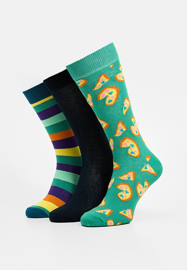 Trzy pary skarpet: jedna zielona w kolorowe wzory pizzy, jedna czarna, a jedna w paski w kolorach niebieskim, zielonym, purpurowym i pomarańczowym. Materiał z mieszanki bawełny.