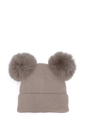 Cappello in maglia taupe per l'inverno con risvolto e due grandi pom-pom soffici in cima che assomigliano a orecchie.