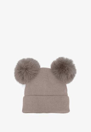 Cappello in maglia taupe per l'inverno con risvolto e due grandi pom-pom soffici in cima che assomigliano a orecchie.