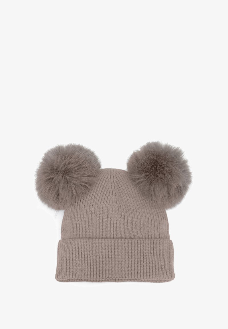 Cappello in maglia taupe per l'inverno con risvolto e due grandi pom-pom soffici in cima che assomigliano a orecchie.