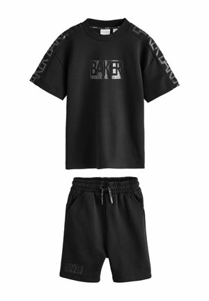 Schwarzes kurzärmliges Hemd und Shorts mit elastischem Bund, mit "BAKER"-Logo auf der Brust, den Ärmeln und dem linken Vorderbein der Shorts.
