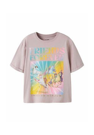 Jasnoróżowa koszulka z krótkim rękawem z napisem "FRIENDS FOREVER" i kolorową grafiką dzieci jeżdżących na jednorożcach z napisem "UNICORN ACADEMY" poniżej.