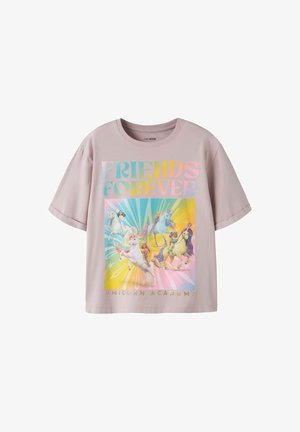 Jasnoróżowa koszulka z krótkim rękawem z napisem "FRIENDS FOREVER" i kolorową grafiką dzieci jeżdżących na jednorożcach z napisem "UNICORN ACADEMY" poniżej.