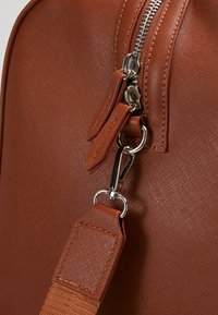 Valentino Bags FILIPPO - Taška na víkend - dark cognac