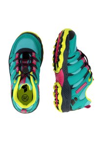 Sapatos de caminhada em turquesa com solas pretas e amarelo-neon, apresentando um ajuste de renda e detalhes em rosa. Material leve com acabamento texturizado.