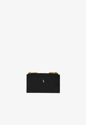 Zwart leren portemonnee met een gestructureerde afwerking, twee ritscompartimenten, gouden hardware en een klein reliëflogo aan de voorkant. Compact rechthoekig formaat.
