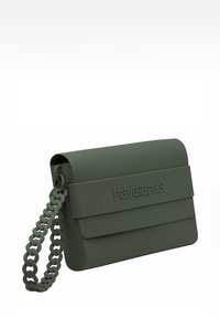 Borsa in silicone verde con finitura testurizzata, dotata di tracolla a catena e di un logo prominente, forma rettangolare con chiusura a piega.