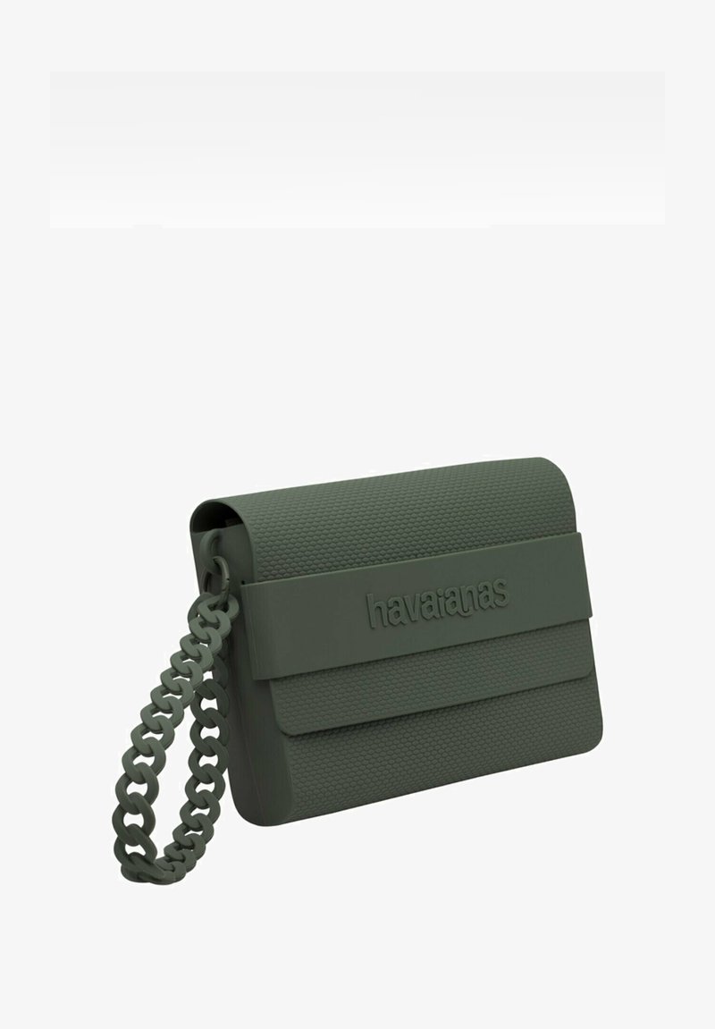 Borsa in silicone verde con finitura testurizzata, dotata di tracolla a catena e di un logo prominente, forma rettangolare con chiusura a piega.