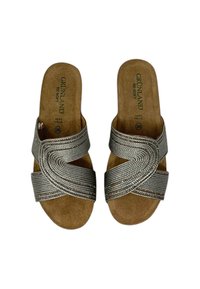 Sandali con cinturini incrociati argentati e una soletta in suede, con un design testurizzato e il nome del marchio "Grünland" stampato all'interno della scarpa.