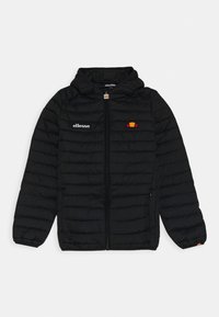 Čierna zateplená bunda s kapucňou, prešívaný dizajn, predný zips, bočné vrecká a vyšívané logo v žltej, červenej a bielej farbe na hrudi.