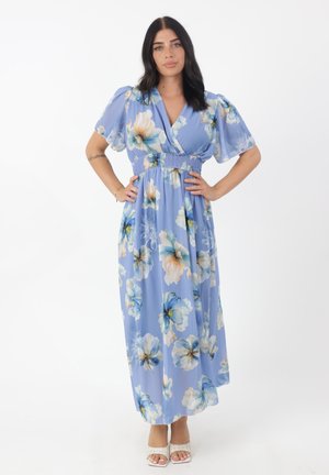 Robe maxi floral bleue avec de courtes manches bouffantes, une taille smockée et une silhouette fluide. Comprend de grandes fleurs pastel dans différentes nuances.
