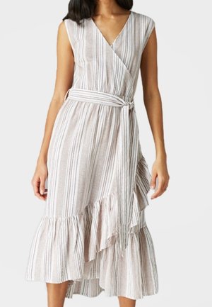 Ärmelloses Wickelkleid mit vertikalen beige-weißen Streifen, gebundener Taille und asymmetrischem Rüschensaum, der unterhalb der Knie fällt.