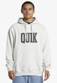 Lys grå hoodie med et fremtrædende sort "QUIK" logo på forsiden, snore i hætten og en lomme foran. Blød stoftekstur.