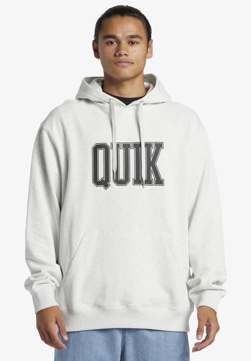 Lys grå hoodie med et fremtrædende sort "QUIK" logo på forsiden, snore i hætten og en lomme foran. Blød stoftekstur.