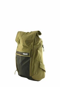 Mochila Thule de tejido verde oliva, diseño de roll-top, cuenta con una base impermeable negra, bolsillo lateral y correas acolchadas.