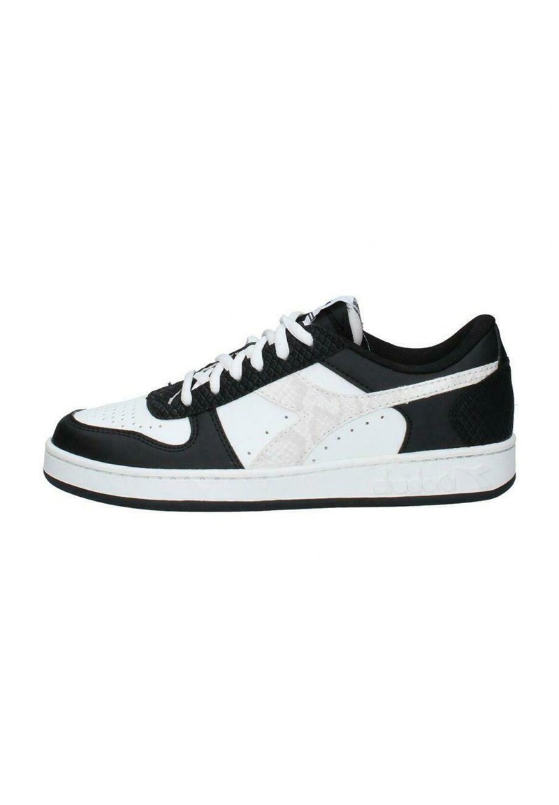 Sneaker in bianco e nero con tomaia in pelle liscia, dettagli testurizzati, punta perforata e suola in gomma. Design con lacci e linguetta piatta.