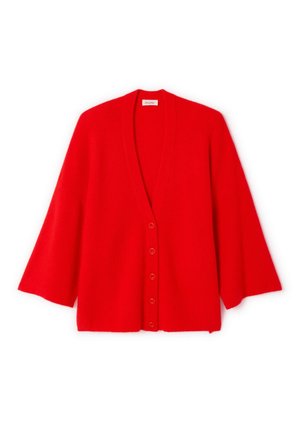 Roter Strickcardigan mit tiefem V-Ausschnitt, weiten Ärmeln und Knopfverschluss vorne. Die Textur wirkt weich und gemütlich.