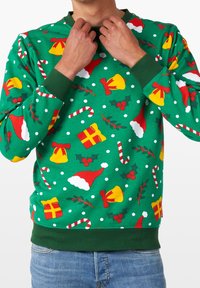 Suéter verde con patrones festivos de gorros de Santa, cajas de regalos, campanas, muérdago y bastones de caramelo, con un cuello y puños acanalados en verde.