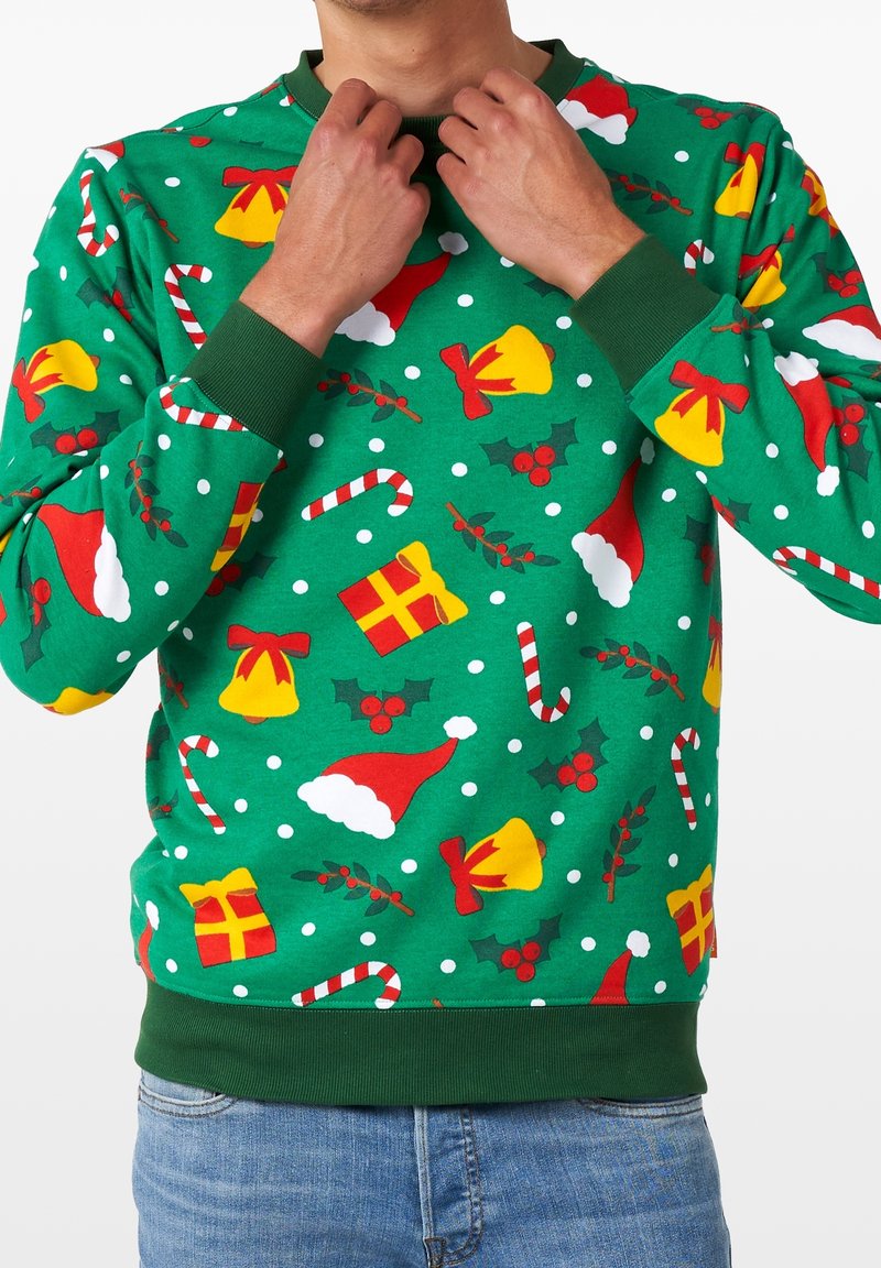 Suéter verde con patrones festivos de gorros de Santa, cajas de regalos, campanas, muérdago y bastones de caramelo, con un cuello y puños acanalados en verde.