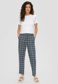 s.Oliver MIT ALL-OVER - Stoffhose - tiefblau