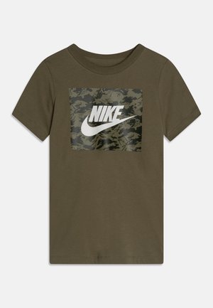 Kaki groene T-shirt met korte mouwen, met een camoufleringsvierkant en een wit Nike-logo op de borst.