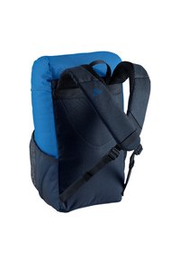 Blauwe en zwarte rugzak gemaakt van duurzaam materiaal, met gewatteerde schouderbanden, een zijvak van gaas en verstelbare gespen voor een veilige draagervaring.