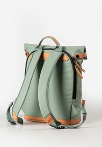 Groene roll-top rugzak met tan leren accenten, gewatteerde schouderbanden, ritssluiting en versterkte bodem, met een slank ontwerp en duurzame stof.