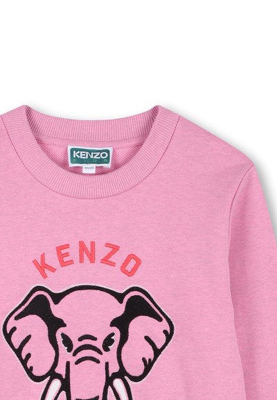 Sweat-shirt rose avec un motif d'éléphant aux contours noirs et le texte "KENZO" au-dessus du dessin. Encolure et poignets côtelés.