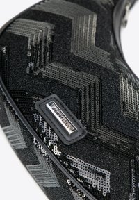 Borsa a tracolla nera con paillettes che presenta un motivo a zigzag, dettagli in pelle e una placca metallica del marchio. Texture lucida con un design strutturato.