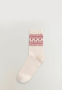 Cremefarbener Socken mit einem gemusterten roten Band nahe der Oberkante, das geometrische Formen und Linien zeigt; weiche Textur, normale Knöchellänge.