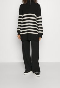 ONLY Tall Stickad tröja - black