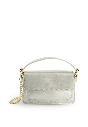 Petit sac à main métallique argenté avec poignée supérieure, bandoulière chaîne dorée et logo "VENEZIA" sur le rabat avant.