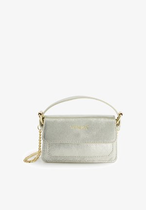 Petit sac à main métallique argenté avec poignée supérieure, bandoulière chaîne dorée et logo "VENEZIA" sur le rabat avant.
