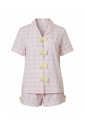Ensemble pyjama en vichy rose avec manches courtes, orné d'accents de nœuds jaunes et d'une poche poitrine. Le short présente un détail nœud assorti.