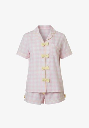 Ensemble pyjama en vichy rose avec manches courtes, orné d'accents de nœuds jaunes et d'une poche poitrine. Le short présente un détail nœud assorti.
